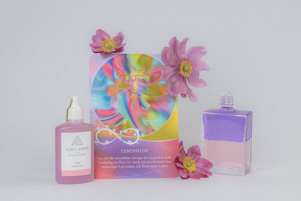 Produktfoto von einer AURA-SOMA Equilibrium Flasche und einer Pomander Flasche